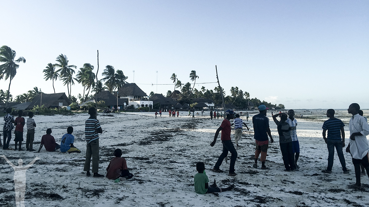 Fotbollsmatch på stranden i Jambiani
