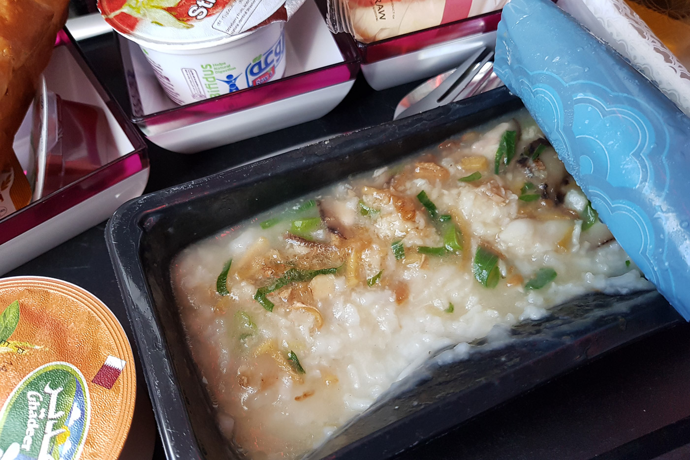 Fish congee som frukost på QR944.