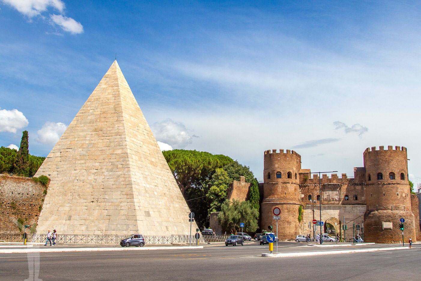 Cestiuspyramiden - en av många sevärdheter i Rom