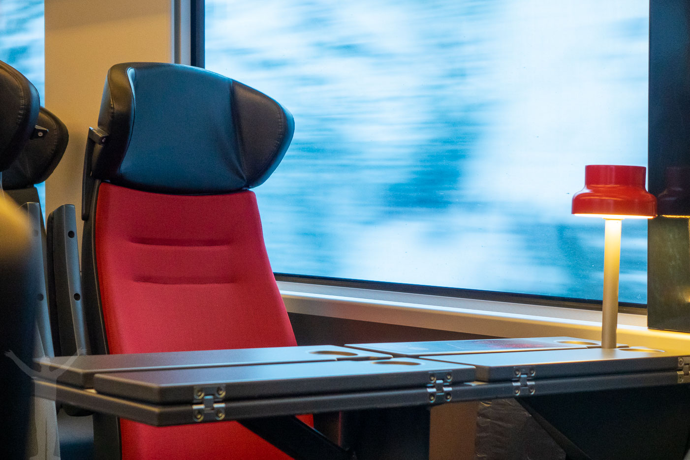 Rött säte vid bord på MTRX