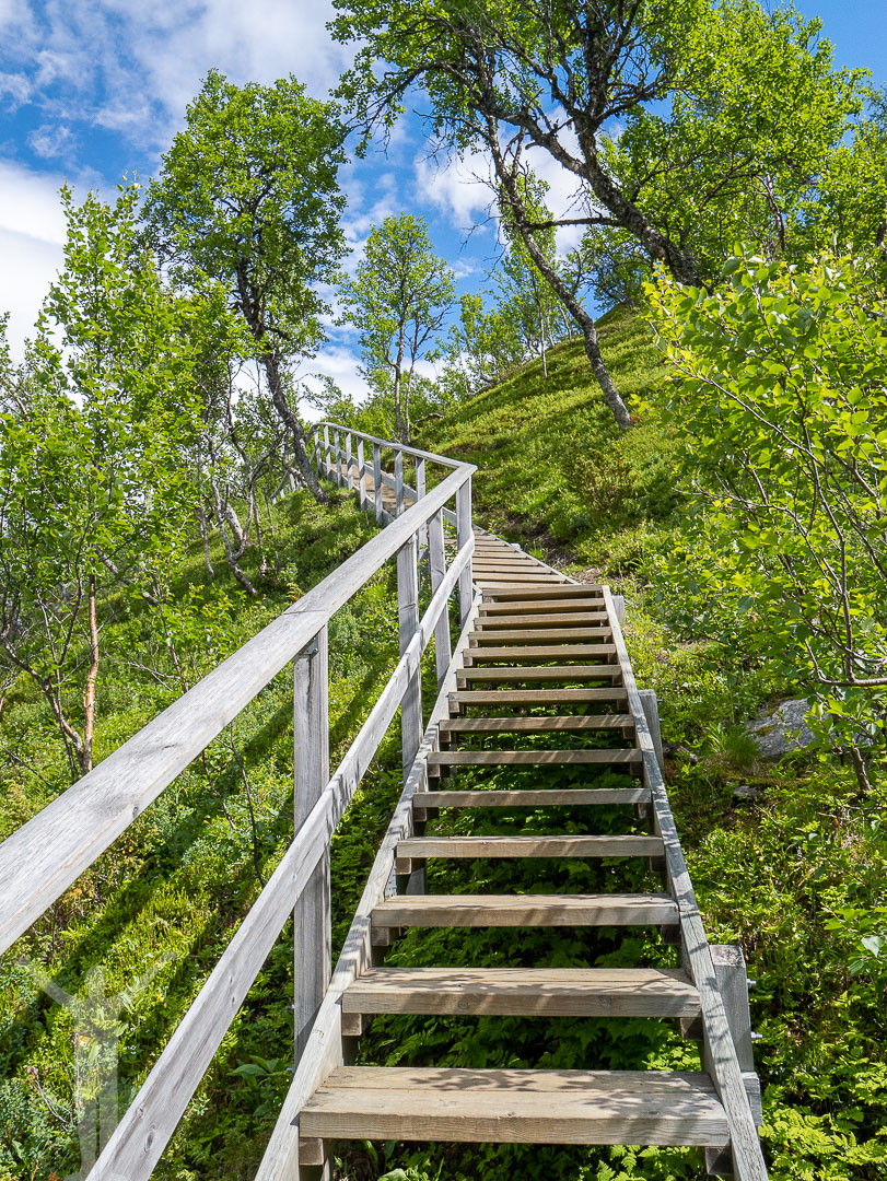 303 trappsteg upp till toppen av Andersjöåfallet