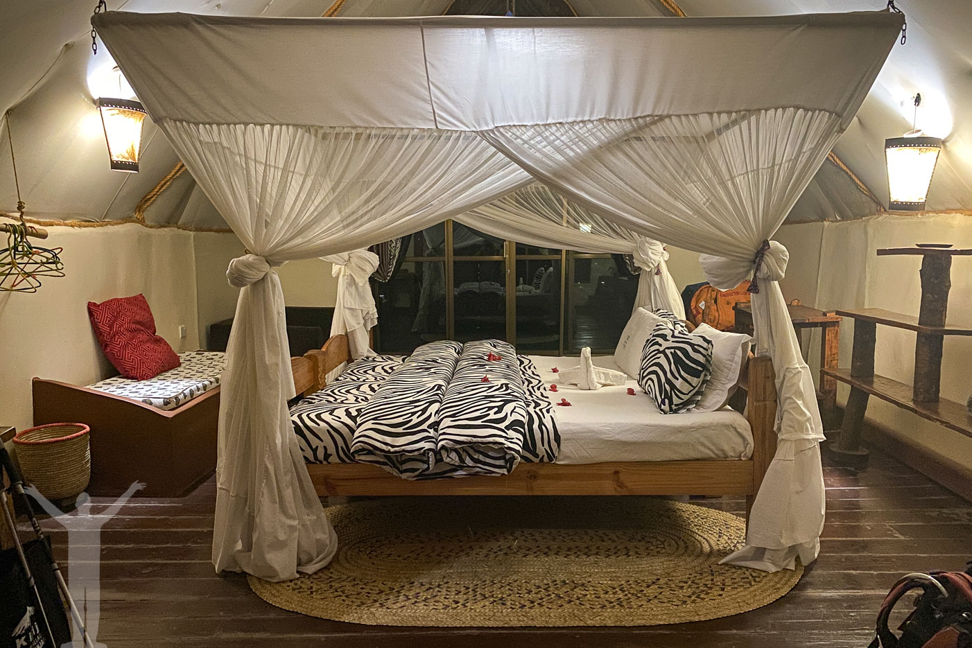 Härlig säng på Karama Lodge