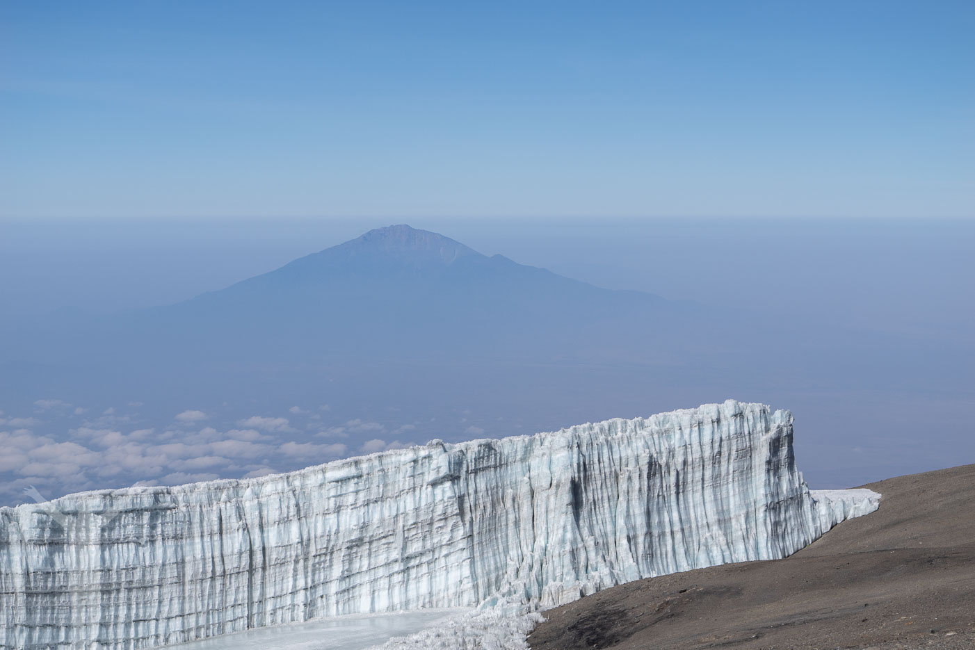 Glaciär & Mount Meru i fjärran