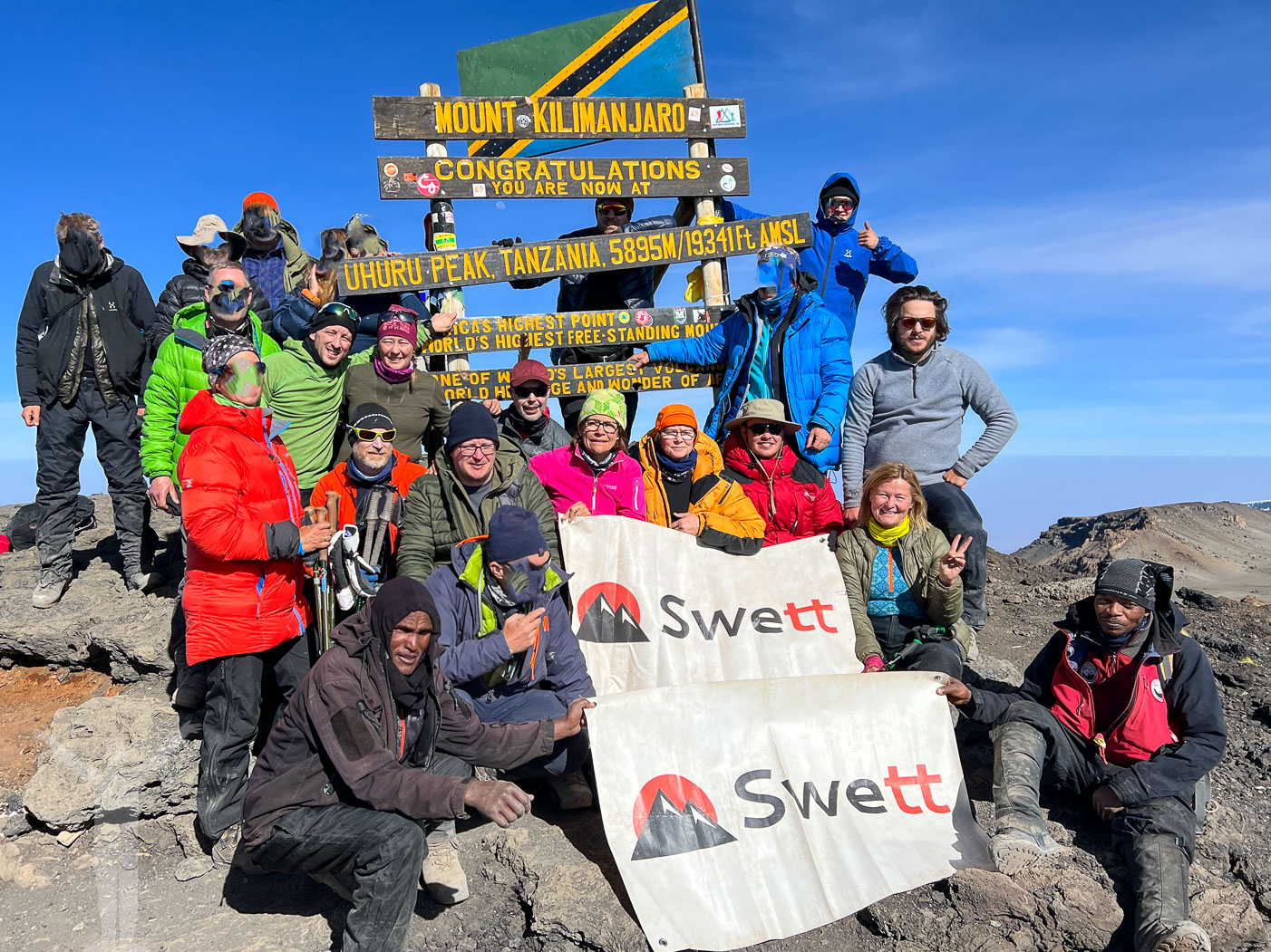 Team Swett på Uhuru Peak den 14 oktober 2022 klockan 08:41
